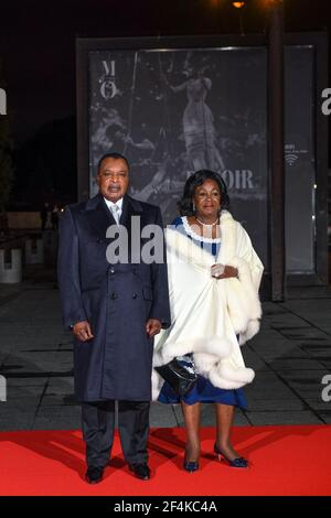 Photo du dossier datée du 10 novembre 2018, le président congolais Denis Sassou-Nguesso et son épouse Antoinette arrivent au Musée d'Orsay pour assister à un dîner organisé par le président français Emmanuel Macron, pour que les chefs d'État commémorent la 100e année de la fin de la première Guerre mondiale, à Paris, en France. - l'adversaire congolais Guy-Brice Parfait Kolelas, 60 ans, est mort de Covid-19 lors de son évacuation médicale en France. Il était le principal rival de Denis Sassou Nguesso lors de l'élection présidentielle qui s'est tenue le dimanche 21 mars au Congo-Brazzaville. Photo par Ammar Abd Rabbo/ABACAPRESS.COM Banque D'Images