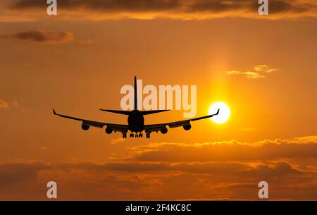 Décollage d'un avion au coucher du soleil. Banque D'Images