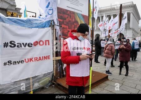 Non exclusif: KIEV, UKRAINE - 22 MARS 2021 - UN participant à l'action de protestation Save FOP est vu sur la place Maidan Nezalezhnosti, Kiev, capitale de Banque D'Images