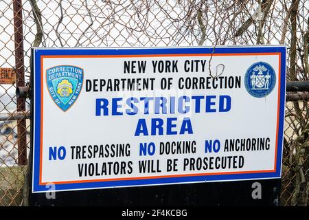 New York, États-Unis. City Island débarque à Hart Island, le champ des potiers contrôlé par le département de correction de New York. Banque D'Images