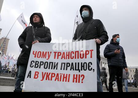 Non exclusif: KIEV, UKRAINE - 22 MARS 2021 - les participants de l'action de protestation de Save FOP des entrepreneurs individuels tiennent un écriteau pour exiger le Banque D'Images