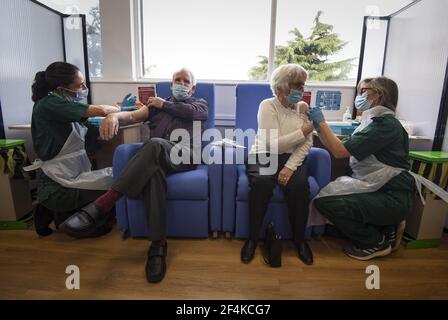 Photo du dossier datée du 09/12/20, de l'époux et de l'épouse Vic et Penny Griffiths recevant le vaccin covid-19 Pfizer/BioNTech à l'hôpital universitaire de Basildon, à Basildon, dans l'Essex. Mardi marque le premier anniversaire de l'annonce, le 23 mars 2020, du premier confinement à l'échelle du Royaume-Uni. Date de publication : lundi 22 mars 2021. Banque D'Images