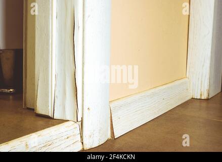 Fissure dans le boîtier de la porte en bois après l'inondation de l'appartement. Banque D'Images