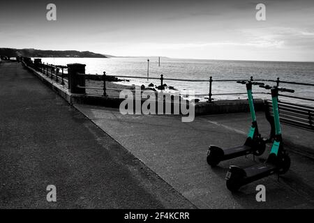 Beryl,batterie,e-scooter,e,plage,1,scooter,location,scooter,Gurnard,Ile de Wight,Angleterre,Grande-Bretagne,Grande-Bretagne,Royaume-Uni, Banque D'Images