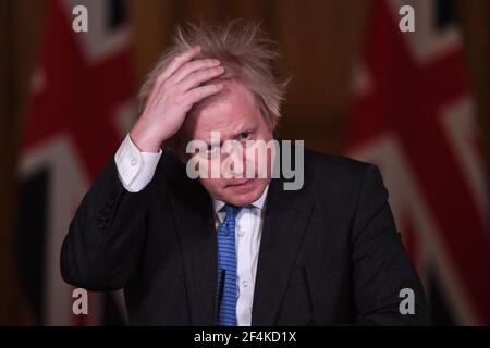 Photo du dossier datée du 15/02/21, du Premier ministre Boris Johnson, lors d'une séance d'information à Downing Street, Londres, sur le coronavirus (Covid-19). Mardi marque le premier anniversaire de l'annonce, le 23 mars 2020, du premier confinement à l'échelle du Royaume-Uni. Date de publication : lundi 22 mars 2021. Banque D'Images