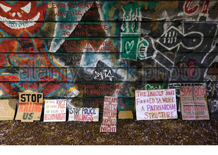 Édimbourg, Écosse, Royaume-Uni. 22 mars 2021. Récupérer ces rues de démonstration a eu lieu au tunnel de Rodney Street le week-end après que les femmes ont déclaré qu'elles étaient trop effrayées pour marcher à travers la nuit et les placards ont été laissés en l'honneur de Sarah Everard. Crédit : Craig Brown/Alay Live News Banque D'Images