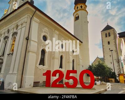 INNICHEN, ITALIE - 12 juillet 2019 : la photo montre les 2 principales églises d'Innichen/San Candido lors de la célébration de 1250 ans Banque D'Images