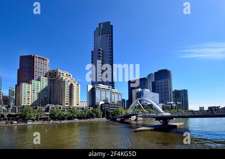 Melbourne, Victoria, Australie - Novembre 05, 2017 : personnes non identifiées sur Evan Walker passerelle au-dessus de la rivière Yarra, bâtiments et Eureka Tower sur Southbank Banque D'Images