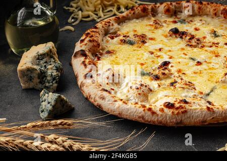 Pizza à quatre fromages Neopolitaine sur fond décoré Banque D'Images