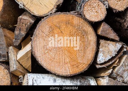 Pile ou pile composée de blocs, morceaux ou billes de bois en hiver ou au printemps. Empiler le bois pour le séchage et le stockage, gros plan Banque D'Images