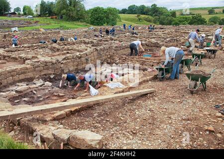Des archéologues non identifiés et des étudiants d'été participent à des fouilles dans un Ancien fort romain et village de Vindolanda, près de Hadrien mur Banque D'Images