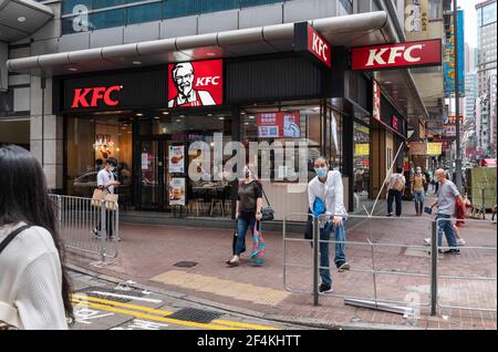 24 novembre 2020, Hong, Chine : des piétons marchent devant une chaîne américaine de restauration rapide de poulet, Kentucky Fried Chicken (KFC) et logo vu à Hong Kong. (Image de crédit : © Budrul Chukrut/SOPA Images via ZUMA Wire) Banque D'Images