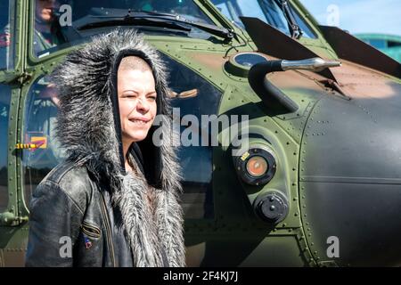 Gilze-Rijen, pays-Bas. L'artiste Sharon Kovacs s'est préparée pour un vol militaire en hélicoptère vers un festival de libération pendant le jour 2016 de l'indépendance des pays-Bas. Banque D'Images