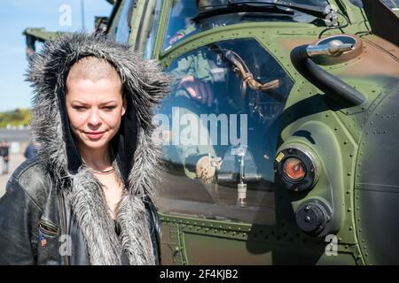 Gilze-Rijen, pays-Bas. L'artiste Sharon Kovacs s'est préparée pour un vol militaire en hélicoptère vers un festival de libération pendant le jour 2016 de l'indépendance des pays-Bas. Banque D'Images