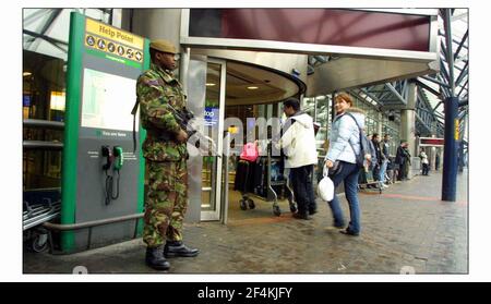 Des véhicules militaires et des soldats sont utilisés pour assurer la sécurité de la police à Heathrow Airportpic David Sandison 11/2/2003 Banque D'Images