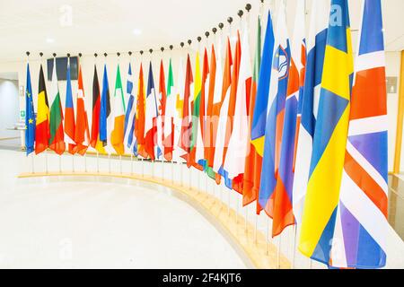 Bruxelles, Belgique. Rangée de drapeaux des états membres participants à l'intérieur du Parlement européen.