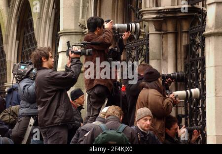 LES PHOTOGRAPHES ATTENDENT CATHERINE ZETA JONES ET MICHAEL DOUGLAS QUITTER LA HAUTE COUR.10/2/03 PILSTON Banque D'Images