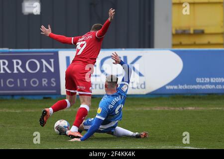 BARROW DANS FURNESS, ROYAUME-UNI. 20 MARS : w9 de Barrow bataille avec Jordan Tunnicliffe de Crawley Town pendant le match Sky Bet League 2 entre Barrow et Crawley Town à la rue Holker, Barrow-in-Furness le samedi 20 mars 2021. (Credit: Mark Fletcher | MI News) Credit: MI News & Sport /Alay Live News Banque D'Images