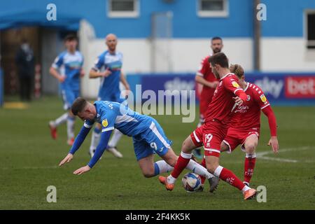 BARROW DANS FURNESS, ROYAUME-UNI. 20 MARS : Scott Quigley de Barrow descend après un défi de Jordan Tunnicliffe de Crawley Town lors du match Sky Bet League 2 entre Barrow et Crawley Town à Holker Street, Barrow-in-Furness le samedi 20 mars 2021. (Credit: Mark Fletcher | MI News) Credit: MI News & Sport /Alay Live News Banque D'Images