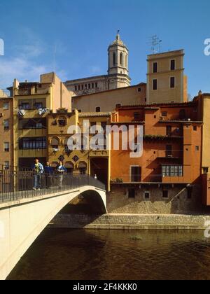 PUENTE QUE ATRAVIESA EL RIO OÑAR- FACHADAS POLICRAMADAS DE LAS VIVIENDAS Y TORRE DE LA CATEDRAL. Emplacement : EXTÉRIEUR. GERONA. ESPAGNE. Banque D'Images