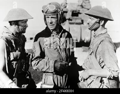 HUMPHREY BOGART au SAHARA (1943), réalisé par ZOLTAN KORDA. Crédit: PHOTOS de COLUMBIA / Album Banque D'Images
