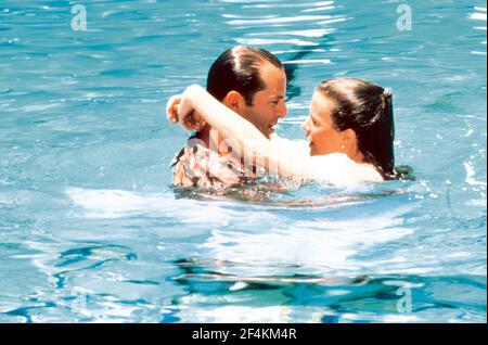 BRUCE WILLIS et KIM BASINGER à L'AVEUGLE (1987), dirigé par BLAKE EDWARDS. Crédit: PHOTOS / Album TRI STAR Banque D'Images