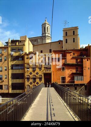 PUENTE QUE ATRAVIESA EL RIO OÑAR- FACHADAS POLICRAMADAS DE LAS VIVIENDAS Y TORRE DE LA CATEDRAL. Emplacement : EXTÉRIEUR. GERONA. ESPAGNE. Banque D'Images