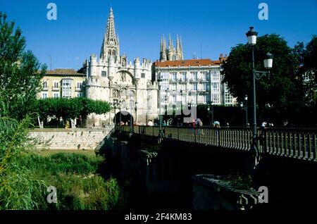 ESPAGNE - Páramos de Burgos (quartier) - Castille et Leon - BURGOS. ribera de río Arlanzón, Arco / Puente de Santa María y Catedral Banque D'Images