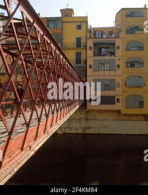 VISTA DEL PUENTE ENREJADO QUE ATRAVIESA EL RIO OÑAR Y LAS FACHADAS POLICROMADAS DE LAS VIVIENDAS. Emplacement : EXTÉRIEUR. GERONA. ESPAGNE. Banque D'Images