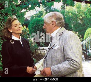 PETER USTINOV et LAUREN BACALL en NOMINATION AVEC DÉCÈS (1988), dirigé par MICHAEL GAGNANT. Crédit: CANNON FILMS / Album Banque D'Images