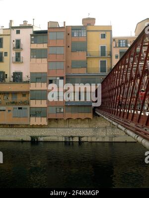 VISTA DEL PUENTE ENREJADO QUE ATRAVIESA EL RIO OÑAR Y LAS FACHADAS POLICROMADAS DE LAS VIVIENDAS. Emplacement : EXTÉRIEUR. GERONA. ESPAGNE. Banque D'Images