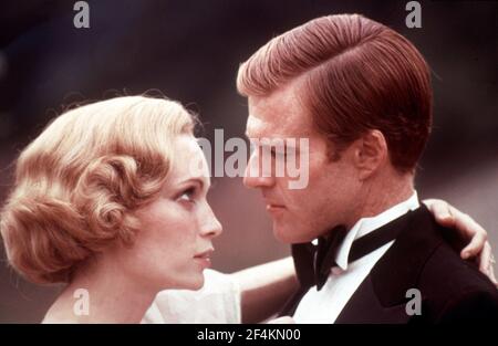 Mia FARROW et ROBERT REDFORD dans LE GRAND GATSBY (1974), dirigé par JACK CLAYTON. Crédit : PHOTOS / Album PARAMOUNT Banque D'Images