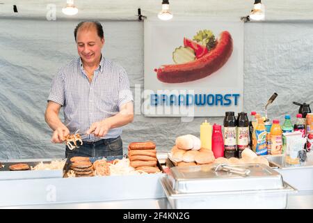 Rotterdam, pays-Bas. Adulte moyen marché caucasien propriétaire de stalle de saucisses et de hamburgers au marché Afrikaanderplein samedi. Banque D'Images