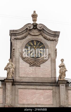 Grenier du Palais de marbre avec tour d'horloge. Saint-Pétersbourg, Russie. La construction a commencé en 1768 à des dessins par Antonio Rinaldi Banque D'Images