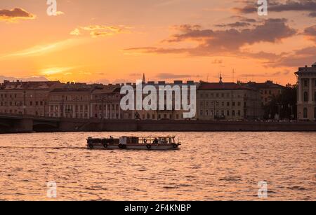 Petit bateau touristique avec touristes est sur un voyage en bateau sur la rivière Neva à la nuit blanche à Saint-Pétersbourg, Russie Banque D'Images