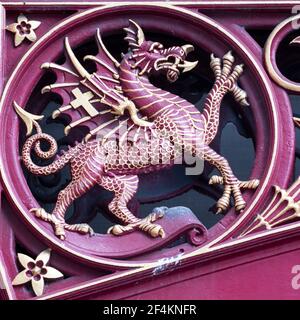 Emblème du dragon avec une croix sur son aile - symbole du quartier financier de la ville de Londres et marqueur de limite, Holborn viaduct, Farringdon Rd, Londres, Royaume-Uni Banque D'Images