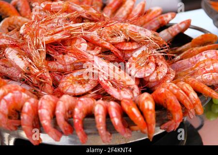 Crevettes grillées servies sur une assiette lors d'un festival de cuisine ouverte. Concept de cuisine de rue. Banque D'Images