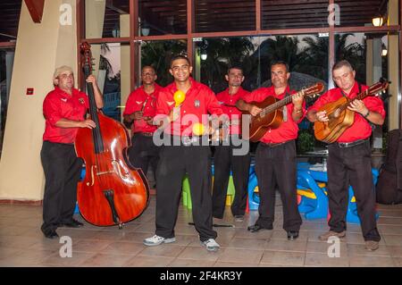 Groupe de musique traditionnelle cubaine au restaurant Cayo Santa Maria, Villa Clara, Cuba Banque D'Images