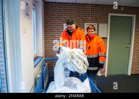 Gilze-Rijen, Noord-Brabant, Nederland. Plusieurs employés mentalement handicapés qui s'occupent de blanchisserie à la base aérienne régionale, faisant partie d'un projet de travail pour les personnes handicapées. Banque D'Images