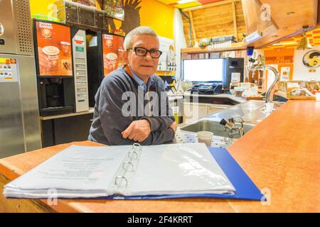 Base aérienne, Gilze-Rijen, pays-Bas. Adulte âgé mentalement handicapé homme travaillant à temps partiel, en tant qu'employé civil, derrière le barreau du 301 Escadron Apache à la base de la force aérienne. Gilze-Rijen, Noord-Brabant, Nederland. Verstandelijk beperkte man werkt deeltijd, als civiel emdeweerker, achter de bar van het 301 Apache Squadron op de Luchtmachtbasis. Banque D'Images