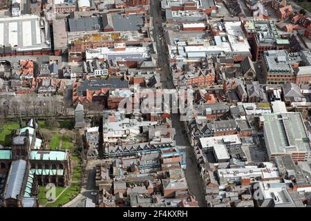 Vue aérienne du centre-ville de Chester en descendant Eastgate vers Foregate Street, Cheshire, Royaume-Uni Banque D'Images