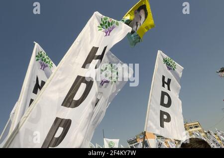 ISTANBUL, TURQUIE - 12 avril 2015 : Istanbul, Turquie. 12 avril 2015 les bannières politiques du HDP sont lancées lors du lancement de la campagne électorale turque de 2015, à Istan Banque D'Images