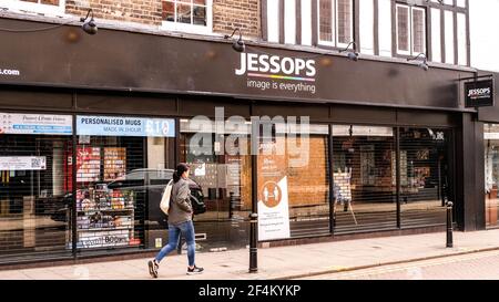 Londres, Royaume-Uni, mars 22 2021, Woman Walking devant UNE succursale fermée de High Street retailer Jessops Banque D'Images