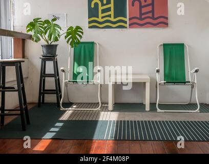 Espace loisirs ou séjour sur un balcon dans la maison ou l'appartement avec table et chaises en bois. Mise au point sélective. Banque D'Images