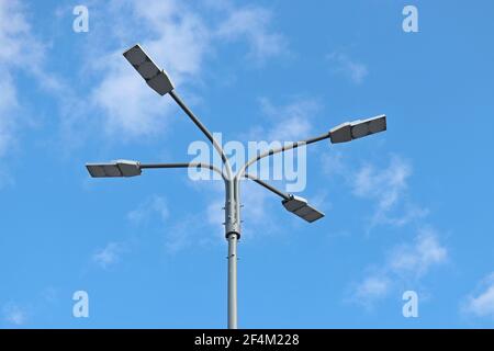 Lampes LED sur fond bleu ciel et blanc nuages. Éclairage électrique, lanterne de rue à économie d'énergie Banque D'Images