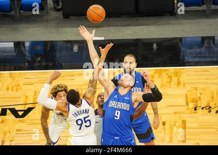 Orlando, Floride, États-Unis, 19 février 2021, Conseil entre Juan Toscano-Anderson #95 des Golden State Warriors et Nikola Vucevic #9 de la magie d'Orlando au Amway Centre (photo : Marty Jean-Louis) Banque D'Images