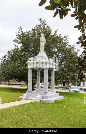 Ellisville, MS - 19 mars 2021 : Statue confédérée à l'extérieur du palais de justice du comté de Jones, à Ellisville, MS Banque D'Images