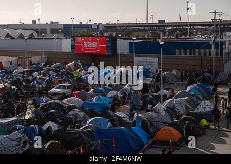 Tijuana, Mexique. 22 mars 2021. Des centaines de demandeurs d'asile ont installé des tentes près du port d'entrée d'El Chaparral à Tijuana, au Mexique, dans l'espoir de pouvoir demander l'asile aux États-Unis, le dimanche 21 mars 2021. Biden s'est engagé à prendre de nouvelles mesures pour faire face à l'afflux de migrants à la frontière depuis son arrivée au pouvoir. Photo par Ariana Drehsler/UPI crédit: UPI/Alay Live News Banque D'Images