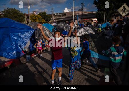 Tijuana, Mexique. 22 mars 2021. Les enfants jouent à El Chaparral plaza à Tijuana, au Mexique, le dimanche 21 mars 2021. Des centaines de demandeurs d'asile ont installé des tentes près du port d'entrée dans l'espoir de pouvoir demander l'asile aux États-Unis. Biden s'est engagé à prendre de nouvelles mesures pour faire face à l'afflux de migrants à la frontière depuis son arrivée au pouvoir. Photo par Ariana Drehsler/UPI crédit: UPI/Alay Live News Banque D'Images