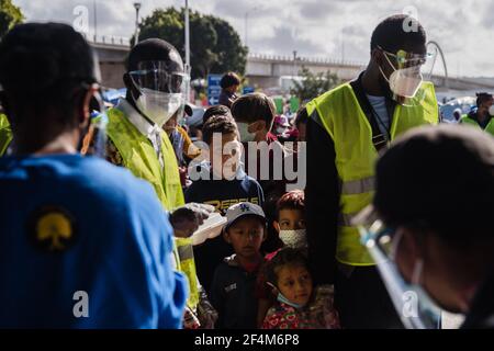 Tijuana, Mexique. 22 mars 2021. Les demandeurs d'asile attendent en file d'attente pour de la nourriture près de la place El Chaparral à Tijuana, au Mexique, le dimanche 21 mars 2021. Des centaines de demandeurs d'asile ont installé des tentes près du port d'entrée dans l'espoir de pouvoir demander l'asile aux États-Unis. Biden s'est engagé à prendre de nouvelles mesures pour faire face à l'afflux de migrants à la frontière depuis son arrivée au pouvoir. Photo par Ariana Drehsler/UPI crédit: UPI/Alay Live News Banque D'Images